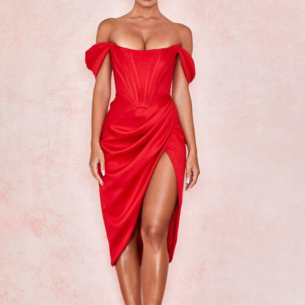Robe mi-longue rouge à corset intégré et col bateau vue de face